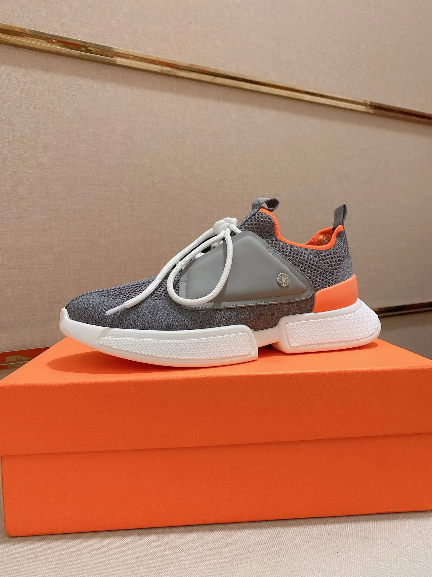 Men's shoes 💰: 440💰 Hermes Drift Sneaker flying knitted socks and sneakers. Original purchase, development and production. H family men's classic series. Technological fly knitted fabrics with cowhide. Socks and sneakers. Casual shoes. Sports dad shoes combine high-tech fly knitting and cowhide. H family exclusive button decoration on the side. The outsole is full of H italic design and bright colors to show vitality and continue the brand design inspiration. Stroll around the city lightly and feel free and comfortable. Exquisite packaging at the delivery counter 🛍📦 ▪️Fabric: Original custom fly weave + first layer cowhide ▪️Inner lining: breathable lining ▪️Outsole: molded and evacuated PU+TPU material ▪️Sole thickness: 3.5CM ▪️Size: Men's 38-44